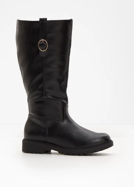 Kozaki z szeroką cholewką. Czarne kozaki bonprix, bez wzorów, bez obcasa, bez zapięcia. Za 149.99 zł.