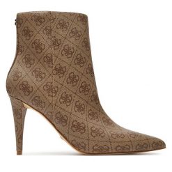 Botki Guess. Brązowe botki Guess, z aplikacjami, bez obcasa, na szpilce, bez zapięcia. Za 449.99 zł.