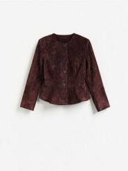 Zamszowa marynarka - mahoniowy. Brązowe marynarki i żakiety Reserved, l, bez wzorów, z zamszu, bez ramiączek. Za 599.99 zł.