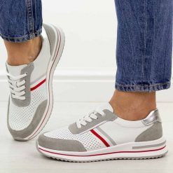 Biało szare skórzane półbuty damskie Jezzi 8467. Białe półbuty wsuwane Jezzi, na jesień, bez wzorów, z jeansu, eleganckie, z okrągłym noskiem, bez obcasa, na płaskiej podeszwie. Za 239.00 zł.