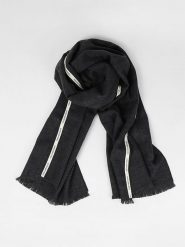 FREDs BRUDER Szal w kolorze czarnym - 200 x 130 cm rozmiar: onesize. Czarne szaliki i kominy FREDs BRUDER, bez wzorów, z materiału. Za 52.30 zł.