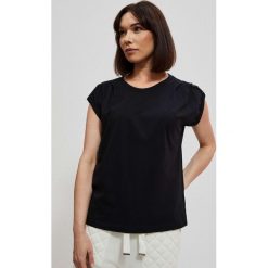 Bawełniana bluzka z krótkim rękawkiem. Czarne bluzki MOODO, l, bez wzorów, z bawełny, klasyczne, bez kołnierzyka, bez ramiączek. Za 39.99 zł.