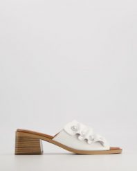 SKÓRZANE KLAPKI 00951819812 WHIT. Białe klapki Venezia, bez wzorów, ze skóry, bez obcasa, bez zapięcia. Za 249.00 zł.