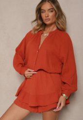 Pomarańczowy Kombinezon z Bawełny ze Spódnico-Spodenkami i Guzikami oraz Gumką w Talii Vimatthea. Brązowe sukienki Renee, na co dzień, bez wzorów, z bawełny, eleganckie, bez kołnierzyka, bez ramiączek. W wyprzedaży za 143.99 zł.
