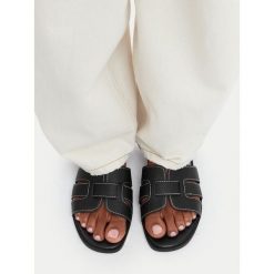 Klapki JENNY. Czarne klapki Jenny, bez wzorów, bez obcasa, bez zapięcia. Za 79.99 zł.