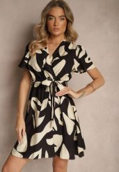 Czarna Sukienka z Gumką i Wiązanym Paskiem w Talii w Abstrakcyjny Wzór Okloria. Czarne sukienki Renee, na spotkanie biznesowe, l, bez wzorów, eleganckie, bez kołnierzyka, bez ramiączek, mini, kopertowe. W wyprzedaży za 62.99 zł.