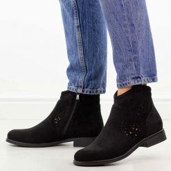 Czarne zamszowe ażurowe botki damskie S.Barski 8019. Czarne botki S.BARSKI, w ażurowe wzory, z jeansu, eleganckie, z okrągłym noskiem, bez obcasa, na obcasie, bez zapięcia. Za 229.00 zł.