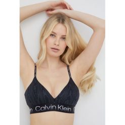 Calvin Klein Performance biustonosz sportowy Active Icon kolor czarny wzorzysty. Czarne biustonosze sportowe Calvin Klein Performance, bez wzorów, z dzianiny, na jogę i pilates. W wyprzedaży za 149.99 zł.