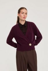 Kardigan z ozdobnym guzikiem burgundowy. Czerwone swetry MOODO, l, bez wzorów, z poliamidu, bez ramiączek. Za 149.99 zł.