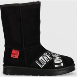 Love Moschino śniegowce kolor czarny. Czarne śniegowce Love Moschino, bez wzorów, bez zapięcia. W wyprzedaży za 649.99 zł.