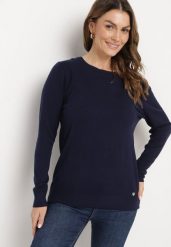 Granatowy Sweter w Klasycznym Stylu Irimarie. Niebieskie swetry Born2be, m, bez wzorów, z jeansu, eleganckie, bez ramiączek. W wyprzedaży za 42.49 zł.