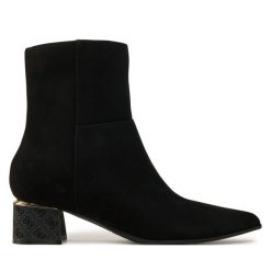 Botki Guess. Czarne botki Guess, z aplikacjami, bez obcasa, na słupku, bez zapięcia. Za 419.99 zł.