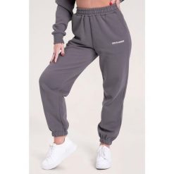Spodnie fitness damskie Gym Glamour dresowe. Szare spodnie dresowe GYM GLAMOUR, bez wzorów, z dresówki. Za 189.99 zł.