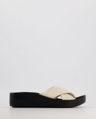 SKÓRZANE KLAPKI 515103 BEIGE. Brązowe klapki Venezia, bez wzorów, ze skóry, bez obcasa, bez zapięcia. Za 179.00 zł.