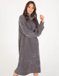 Szara sukienka z golfem. Szare sukienki Unisono, uniwersalny, bez wzorów, prążkowane, bez kołnierzyka, bez ramiączek, midi. Za 189.00 zł.