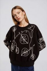 Bluza z ozdobną aplikacją czarna. Czarne bluzy MOODO, l, z aplikacjami, z bawełny, bez kaptura. Za 139.99 zł.