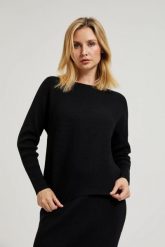 Sweter o fasonie nietoperz czarny. Czarne swetry MOODO, l, bez wzorów, z poliamidu, bez ramiączek. W wyprzedaży za 69.99 zł.