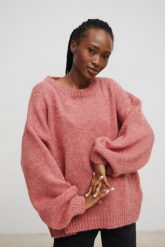 Sweter oversize z bufiastymi rękawami w kolorze BRICK ORANGE - RIVERO. Pomarańczowe swetry Marsala, na lato, bez wzorów, z wełny, bez ramiączek. Za 249.90 zł.