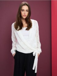 Ażurowy kardigan - kremowy. Białe swetry Sinsay, l, w ażurowe wzory, bez ramiączek. Za 49.99 zł.