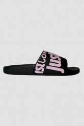 JUST CAVALLI Czarne klapki z fioletowym logo Fondo Pool. Czarne klapki Just Cavalli, bez wzorów, bez obcasa, bez zapięcia. W wyprzedaży za 189.99 zł.
