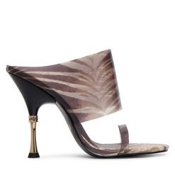 Klapki Just Cavalli. Brązowe klapki Just Cavalli, bez wzorów, bez obcasa, bez zapięcia. Za 959.99 zł.