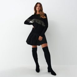 Sweter z ozdobnymi frędzlami - Czarny. Czarne swetry Mohito, xs, bez wzorów, bez ramiączek. W wyprzedaży za 99.99 zł.