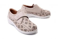 COMFORTABEL 940135-08 camel, półbuty damskie. Brązowe półbuty wsuwane Comfortabel, na lato, w ażurowe wzory, ze skóry, bez obcasa. Za 329.90 zł.