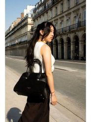 Victor & Hugo Paris Skórzana torebka "Luz" w kolorze czarnym - 31 x 24 x 16 cm rozmiar: onesize. Czarne torebki klasyczne Victor & Hugo Paris, bez wzorów, z materiału, przez ramię, bez dodatków. Za 356.78 zł.