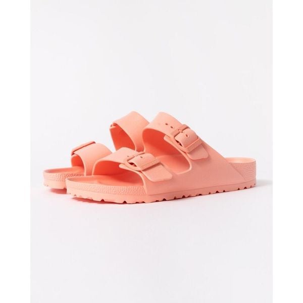 Klapki damskie Birkenstock Arizona Eva. Czerwone klapki Birkenstock, bez wzorów, z materiału, bez obcasa, bez zapięcia. Za 304.00 zł.