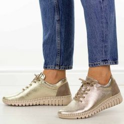 Złote skórzane półbuty damskie T.Sokolski 2501. Żółte półbuty wsuwane Sokolski, na jesień, bez wzorów, z jeansu, casualowe, z okrągłym noskiem, bez obcasa, na płaskiej podeszwie. Za 269.00 zł.