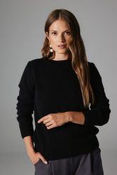 WEŁNIANY SWETER LAURA CZARNY M - Flawless. Czarne swetry Flawless, m, bez wzorów, z dzianiny, eleganckie, bez ramiączek. Za 679.00 zł.