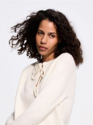 Sweter z domieszką wełny - kremowy. Białe swetry Reserved, l, bez wzorów, z dzianiny, bez ramiączek. Za 119.99 zł.