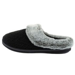 Kapcie Damskie Ocieplane Skechers 167225/BLK czarne. Czarne kapcie bez wzorów, z gumy. W wyprzedaży za 255.37 zł.