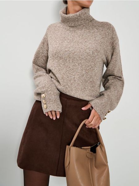 Golf ze zdrobieniami na rękawach - brązowy. Brązowe swetry Sinsay, l, bez wzorów, bez ramiączek. Za 69.99 zł.