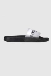 GIVENCHY Transparentne klapki damskie z czarną podeszwą. Czarne klapki Givenchy, bez wzorów, bez obcasa, bez zapięcia. W wyprzedaży za 1,129.99 zł.