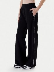 EA7 Emporio Armani Spodnie dresowe 7W000961 AF12501 UC001 Czarny Flared Fit. Czarne spodnie dresowe EA7 Emporio Armani, bez wzorów, z dresówki. Za 609.99 zł.