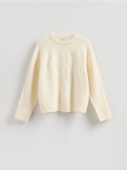 Sweter z obniżoną linią ramion - kremowy. Białe swetry Reserved, l, bez wzorów, z dzianiny, bez ramiączek. Za 129.99 zł.