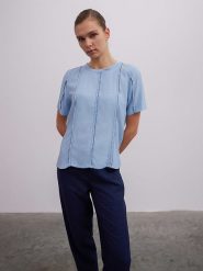 BGN Bluzka w kolorze błękitnym rozmiar: 36. Niebieskie bluzki BGN, bez wzorów, z wiskozy, bez kołnierzyka, bez ramiączek. Za 52.30 zł.