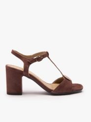 Ciemnobrązowe sandały T-bar z ozdobą. Brązowe sandały Ryłko, z aplikacjami, ze skóry, eleganckie, bez obcasa, na obcasie, bez zapięcia. Za 449.99 zł.