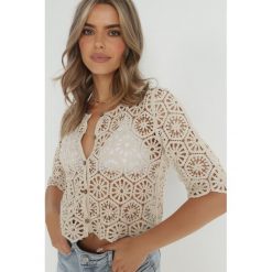 Jasnobeżowy Kardigan Narzutka Rosia. Brązowe swetry Born2be, w ażurowe wzory, z bawełny, boho, bez ramiączek. W wyprzedaży za 110.49 zł.