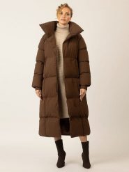 APART Płaszcz zimowy w kolorze ciemnobrązowym rozmiar: 34. Brązowe płaszcze Apart, na zimę, bez wzorów, z puchu, bez kaptura. Za 572.37 zł.