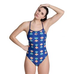 Strój Kąpielowy damski Arena Desert Vibes Swimsuit Booster. Niebieskie stroje jednoczęściowe Arena, bez wzorów, z materiału, sportowe. Za 293.00 zł.