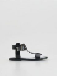 Sandały z łączonych materiałów - mahoniowy. Brązowe sandały Reserved, bez wzorów, z materiału, bez obcasa, bez zapięcia. Za 169.99 zł.