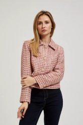 Marynarka zapinana na złote guziki różowa. Czerwone marynarki i żakiety MOODO, xs, bez wzorów, bez ramiączek. W wyprzedaży za 45.99 zł.