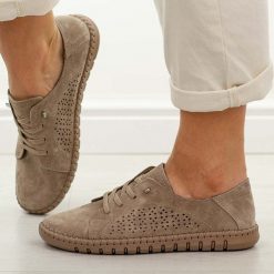 Beżowe skórzane półbuty damskie Vinceza 95362. Brązowe półbuty wsuwane VINCEZA, na lato, w ażurowe wzory, z jeansu, biznesowe, z okrągłym noskiem, bez obcasa. W wyprzedaży za 197.10 zł.