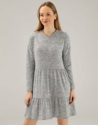 DZIANINIOWA SUKIENKA Z PRZESZYCIAMI. Szare sukienki Unisono, l, bez wzorów, z dzianiny, bez kołnierzyka, bez ramiączek, mini, rozkloszowane. Za 149.00 zł.