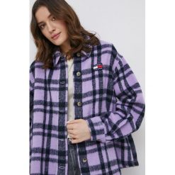 Tommy Jeans Koszula z domieszką wełny damska kolor fioletowy relaxed z kołnierzykiem klasycznym. Fioletowe koszule Tommy Jeans, l, z aplikacjami, z jeansu, klasyczne, bez kołnierzyka, bez ramiączek. W wyprzedaży za 419.99 zł.