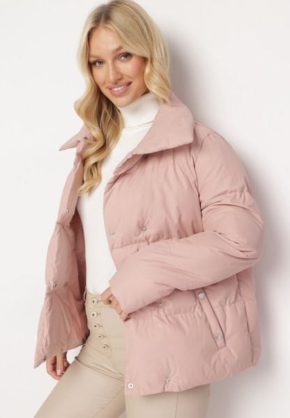 Różowa Kurtka Pikowana ze Stójką Astasia. Czerwone kurtki Born2be, na zimę, l, bez wzorów, eleganckie, bez kaptura. Za 129.99 zł.