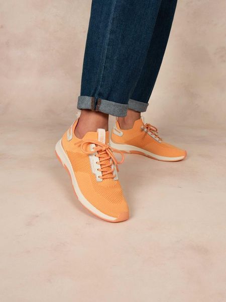 Buty sportowe damskie TBS Jellina. Czerwone buty treningowe TBS, bez wzorów, z materiału, bez zapięcia. Za 372.50 zł.