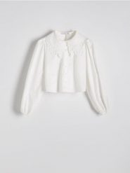 Bawełniana koszula z ozdobnym kołnierzem - biały. Białe koszule Reserved, l, bez wzorów, z bawełny, bez kołnierzyka, bez ramiączek. Za 139.99 zł.